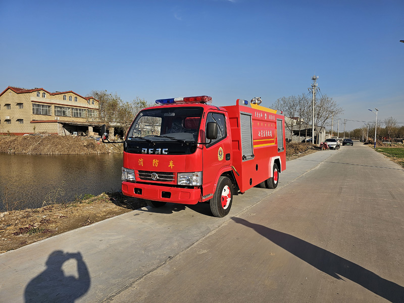 东风5吨消防车有一些技巧和方法可以提高灭火和救援的效率和安全性