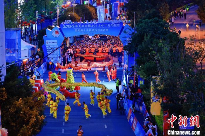 万余跑友共赴云南弥渡快乐奔跑：大理小河淌水