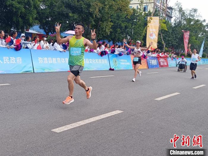 万余跑友共赴云南弥渡快乐奔跑：大理小河淌水