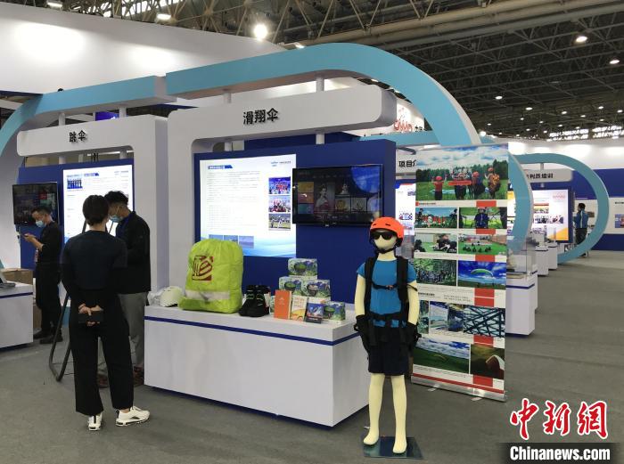 武汉青博会启幕 马术航海模型成青少年新宠