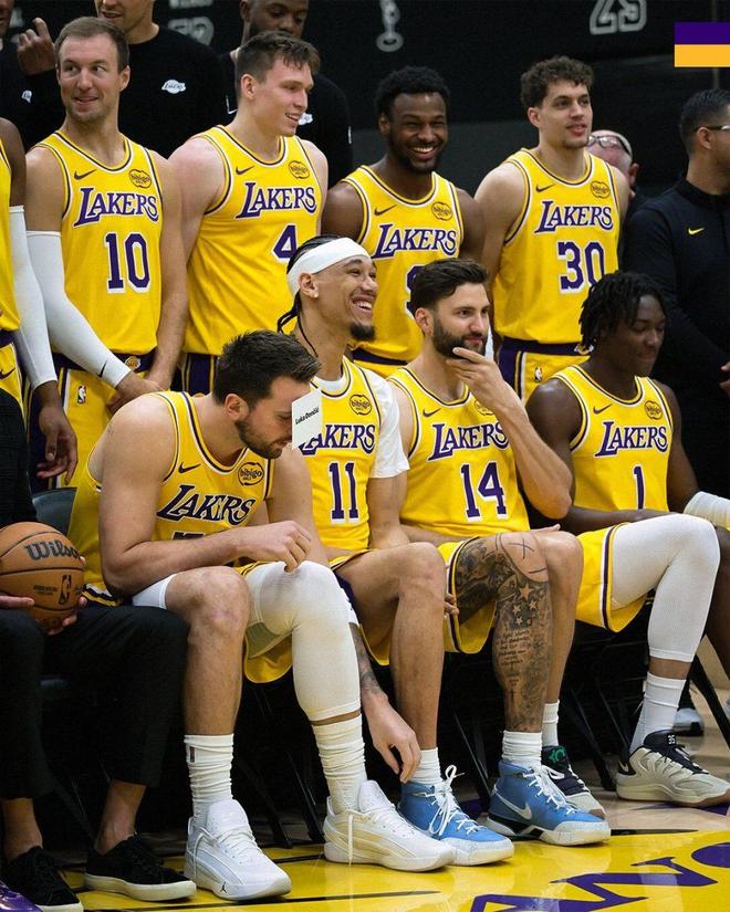 湖人全家福花絮曝光 东契奇搞笑出镜 詹姆斯缺席