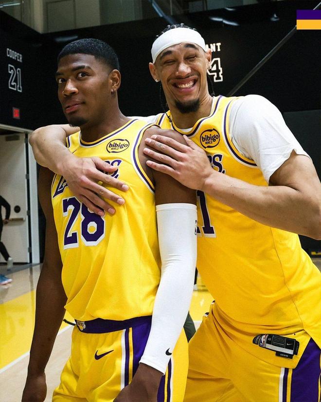 湖人全家福花絮曝光 东契奇搞笑出镜 詹姆斯缺席