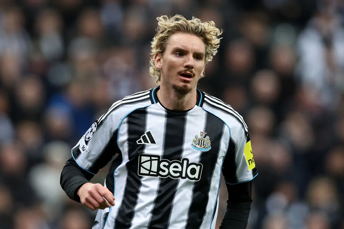 纽卡7500万引援遭遇战术困境，德国神塔沦为球队