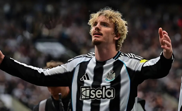 纽卡7500万引援遭遇战术困境，德国神塔沦为球队