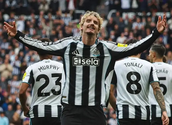 纽卡7500万引援遭遇战术困境，德国神塔沦为球队