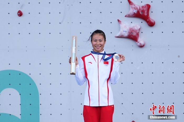 邓丽娟在巴黎奥运攀岩夺银，6.18秒的突破开启更