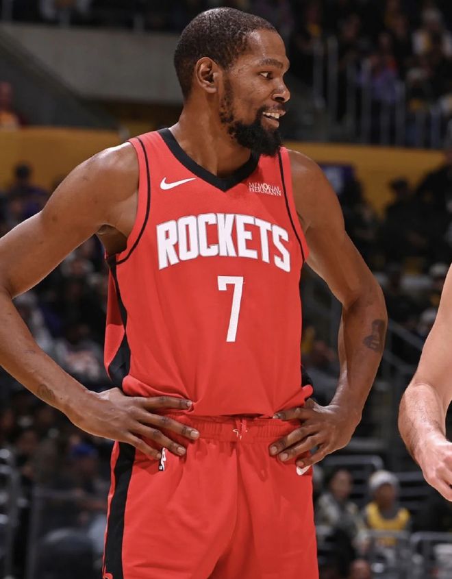 湖人107-98力克火箭，媒体热议GOAT之争